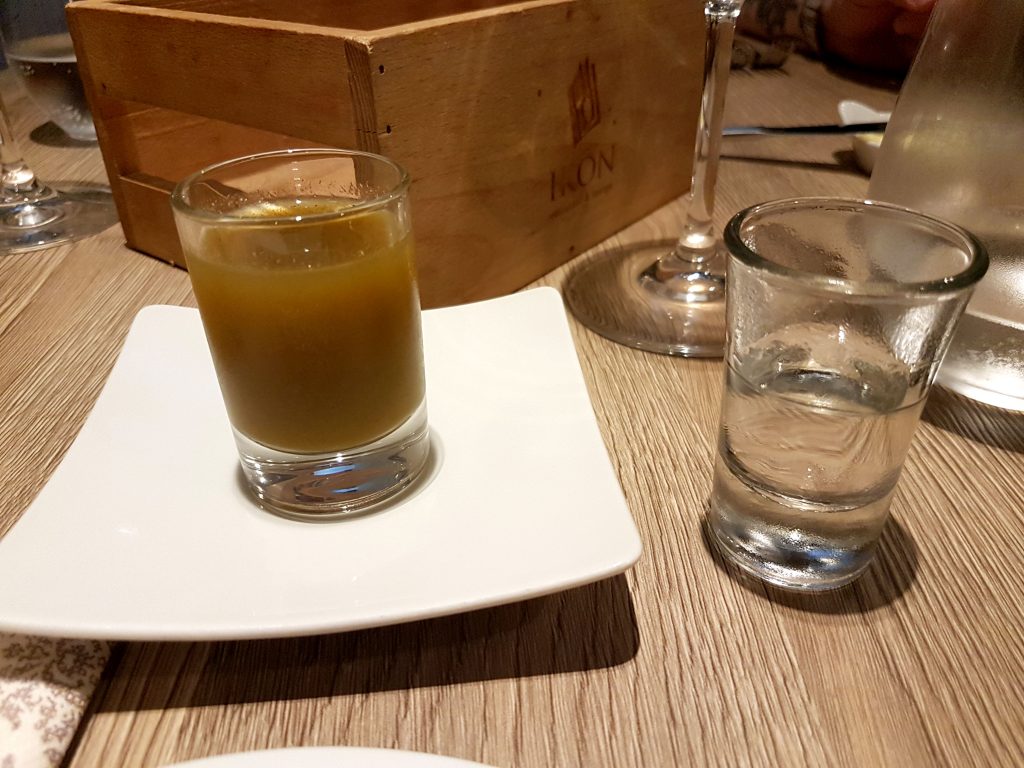 Fermenterad gurk shot med Vodka på Restaurang Ikon