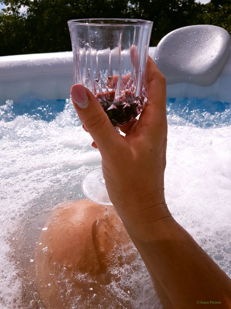 Rött vin i glaset och ett mjukgörande bad