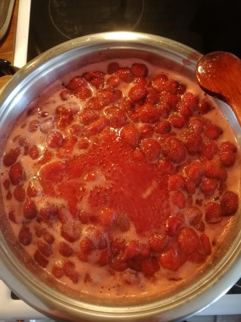 Koka jordgubbar till marmelad