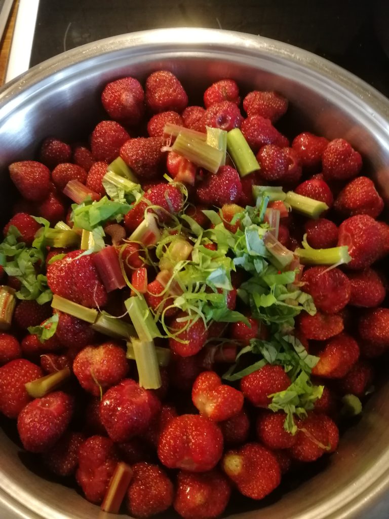 Jordgubbar, rabarber och lime till marmelad