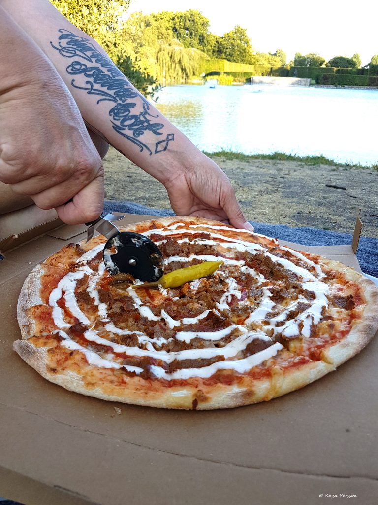 Pizza picknick i parken perfekt när man är utslagen i värmen