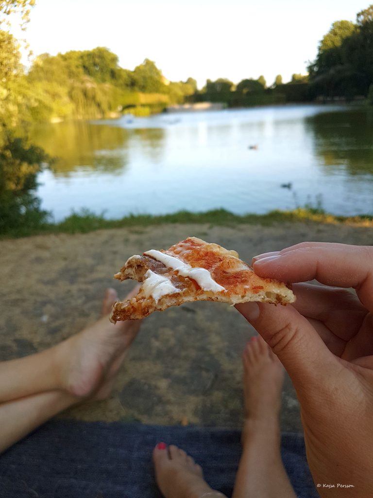 Pizza med utsikt i parken perfekt när man är utslagen i värmen