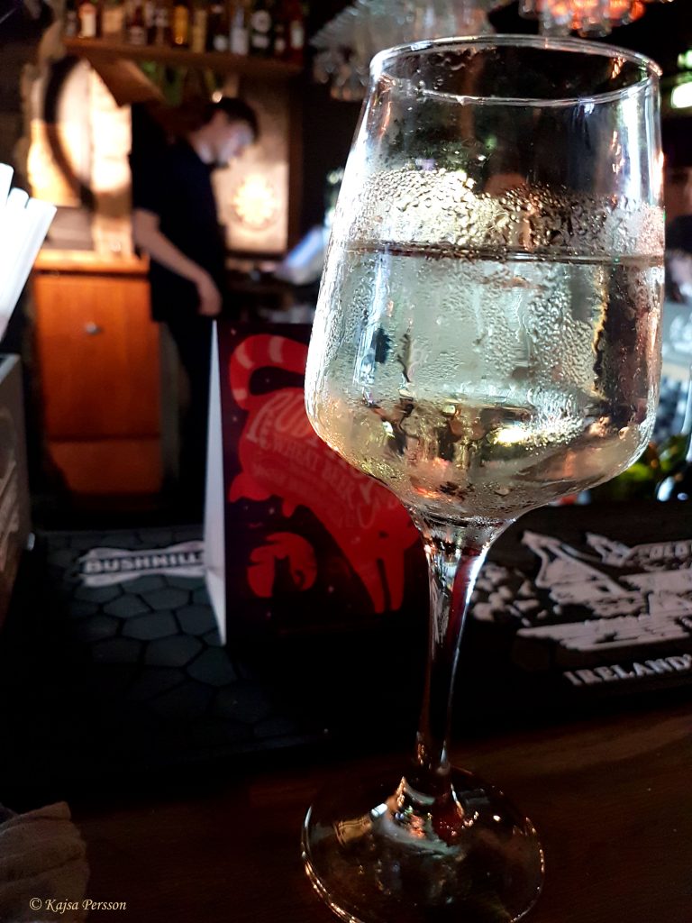 Ett glas vitt vid baren på Bakfickan