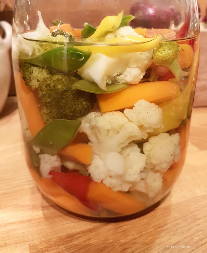Pickla rotfrukter med vackra färger, både gott och vackert