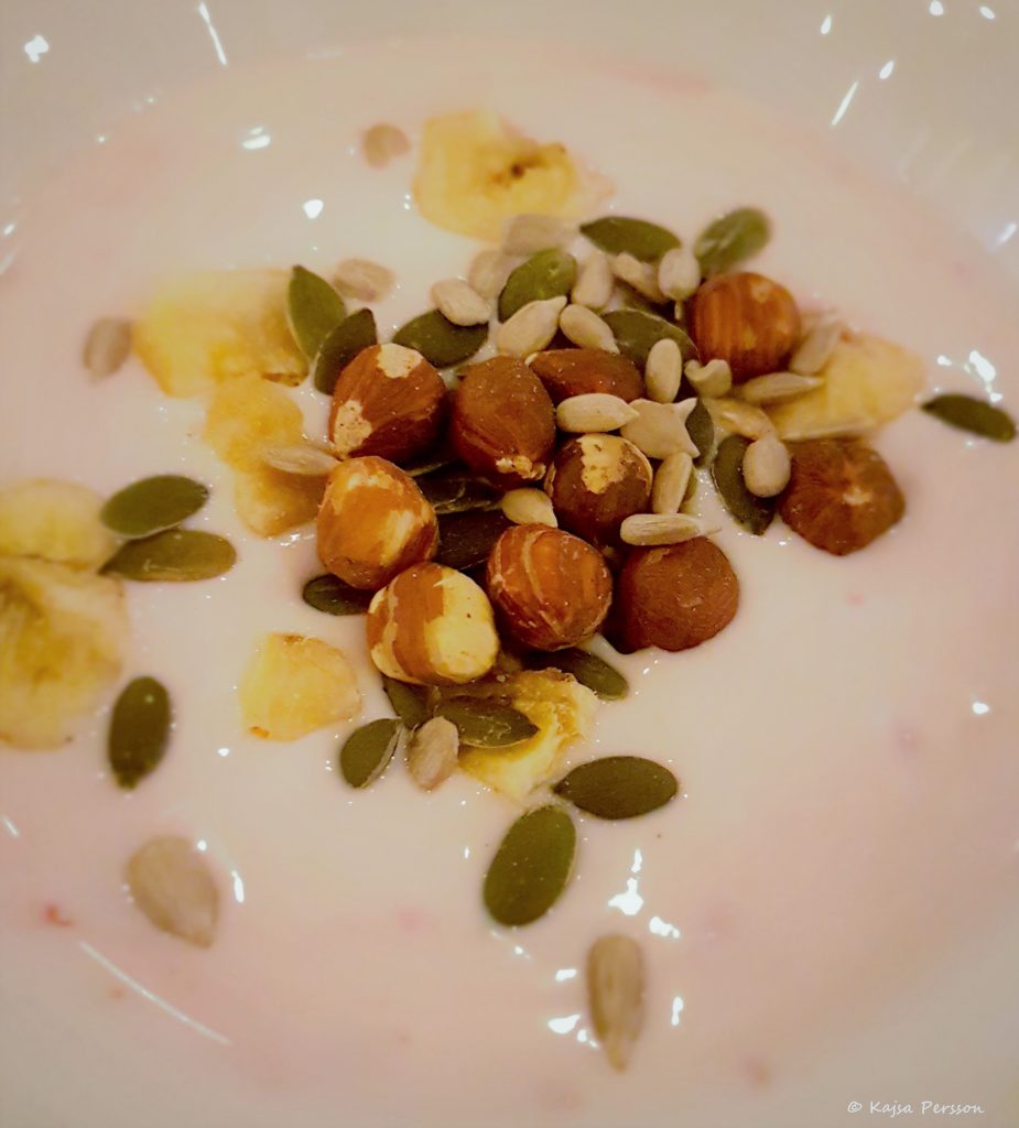 Yoghurt med fröer och nötter skapar lyx på hemmaplan
