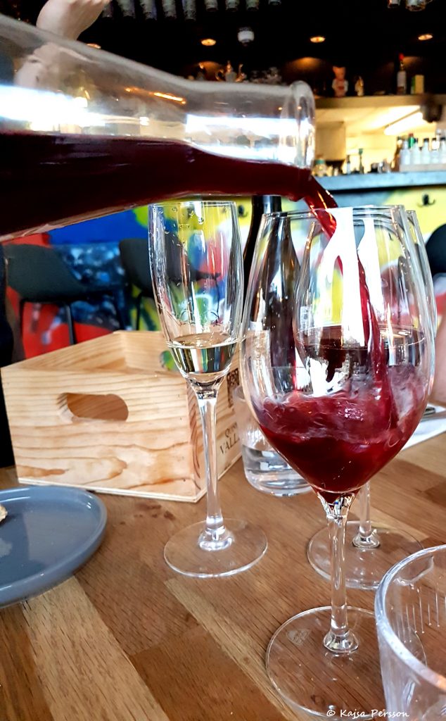 Rött vin i glaset