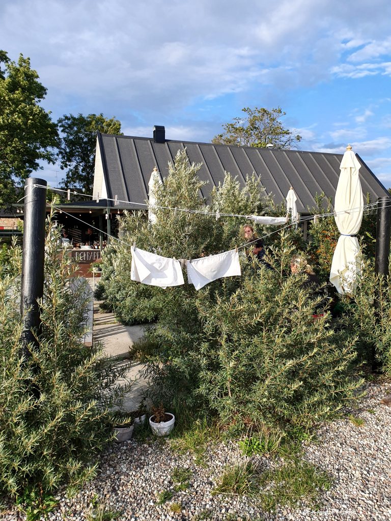 Tvättning med två vita handskar vajande i vinden utanför Hörte Brygga