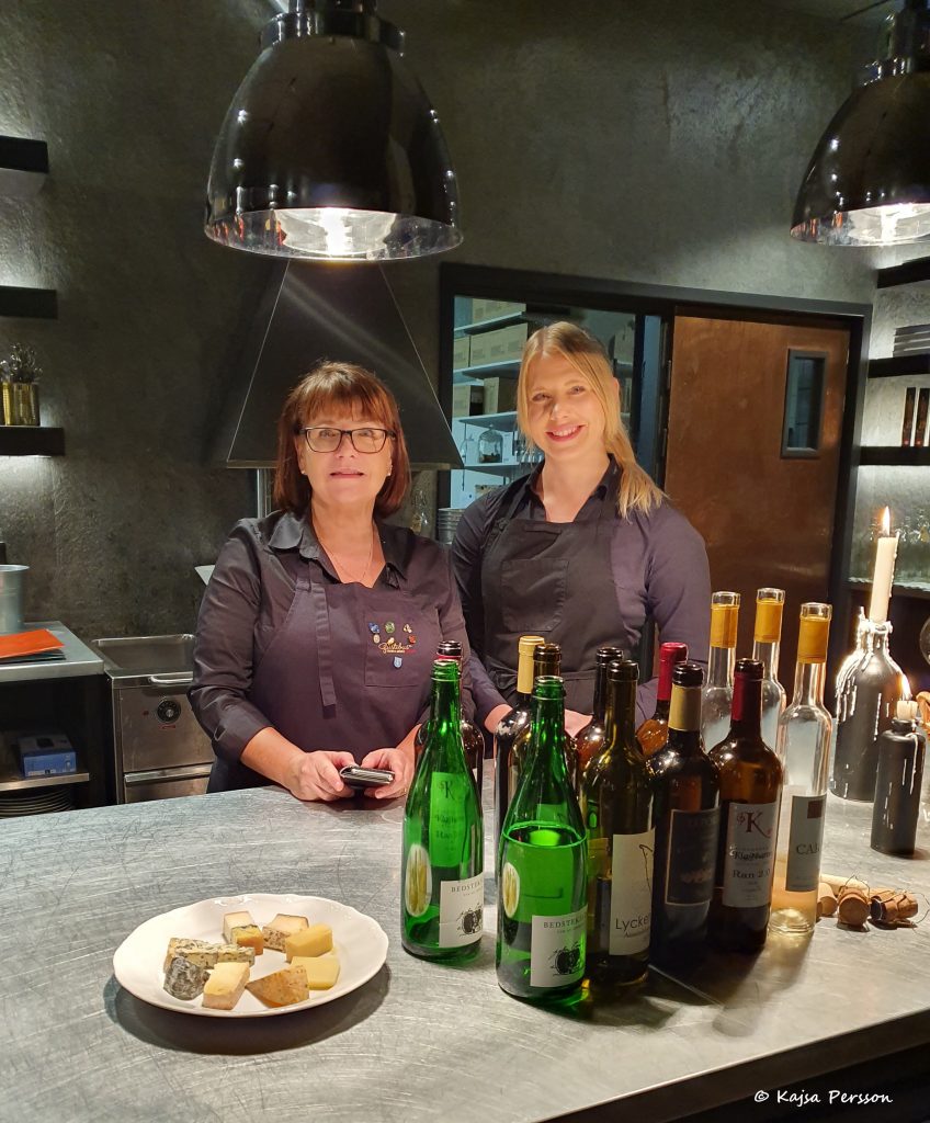 Sommelier Carina Olofsson Gavelin och Josefine Rydqvist från Bengtssons Ost, Trianglen bakom vinflaskorna och en tallrik av kvällens ostar
