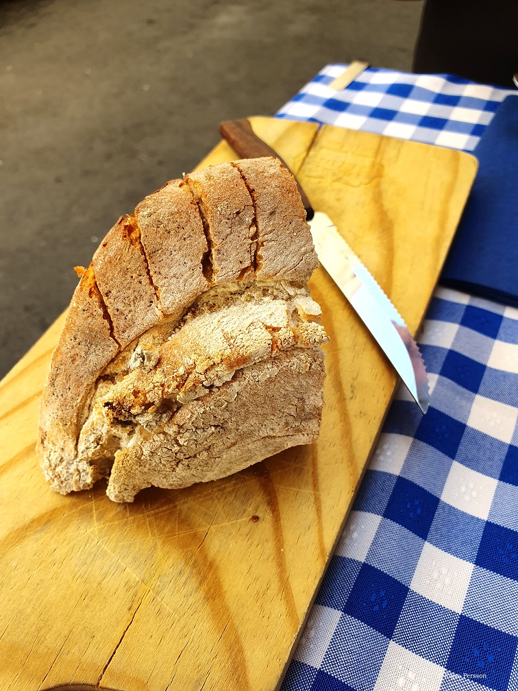 Hembakat bröd på en skärbräda och frågor om mat & dryck
