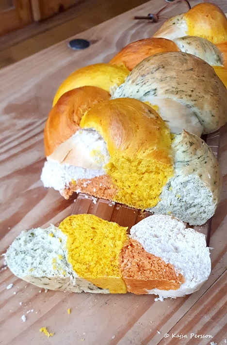 Brödbak som ger flerfärgat bröd att servera