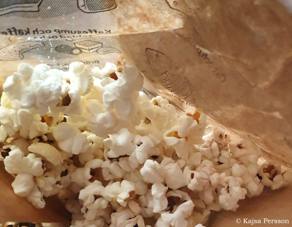Färdig poppade popcorn i en matavfallspåse