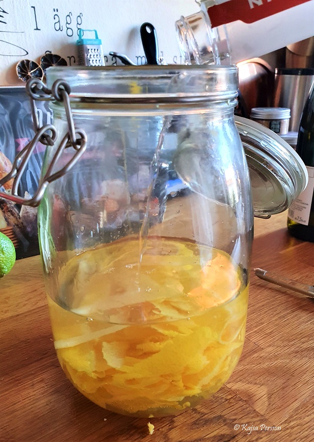 Häll på vodka på citronskalen i en burk för starta din omgång av Limoncello