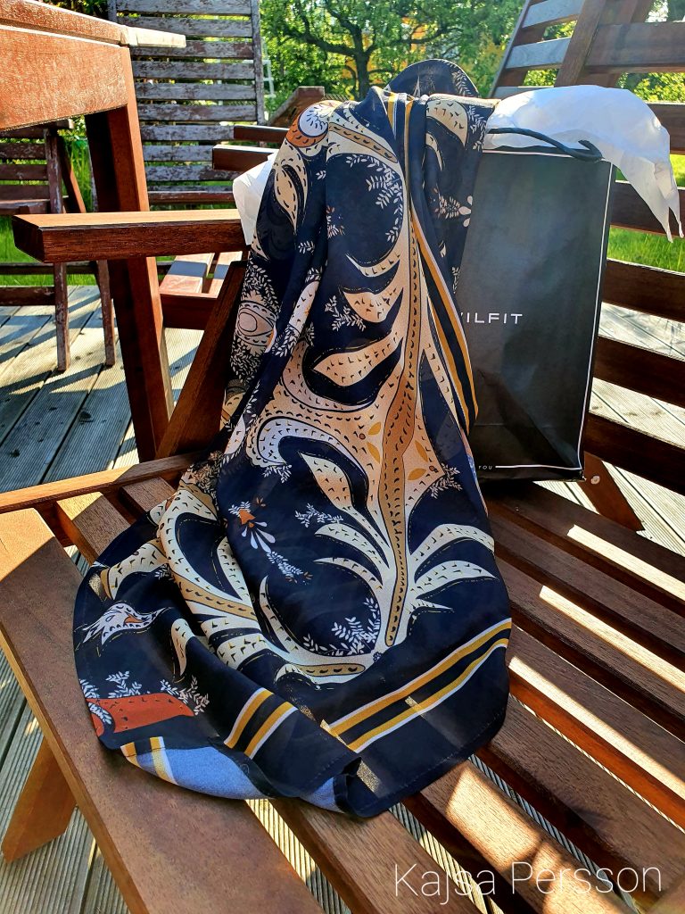 Sommar strandklänning som hänger över en stol
