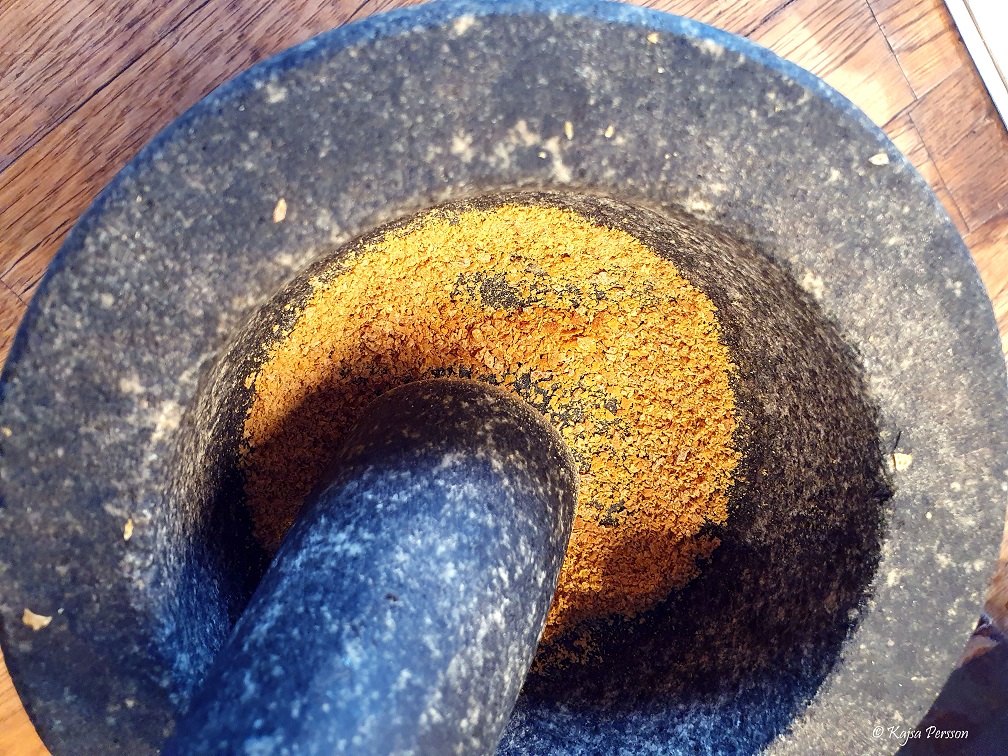 Torkad citron som pulver för att använda som krydda