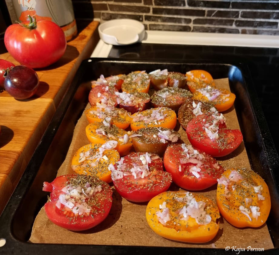 Tomater redo för ugnen