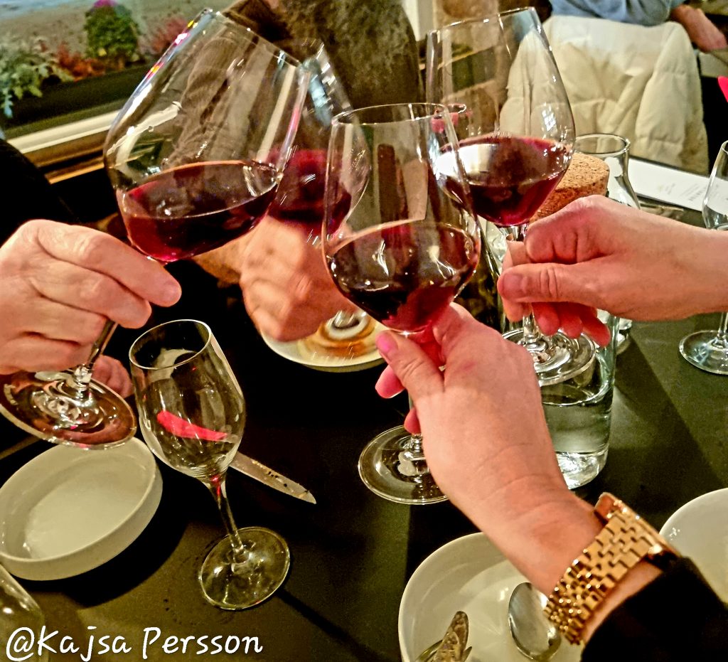 4 skålande rödvinsglas för firande av 50 åring på Mutantur med sharing is caring meny