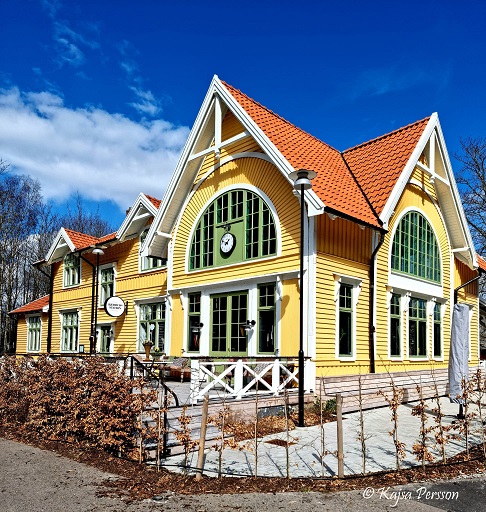 Bjärred Station en gul stationsbyggnad i trä från 1900 talets början