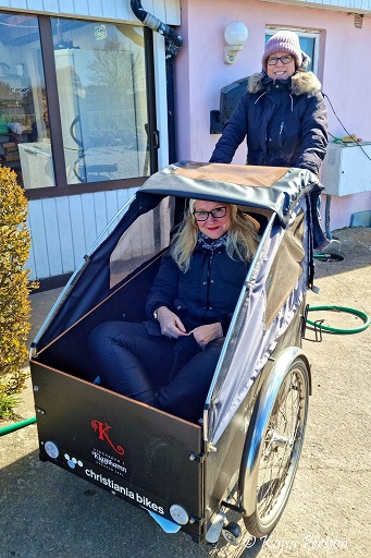 Vi två bloggerskor på cykel och i en cykelvagn på väg