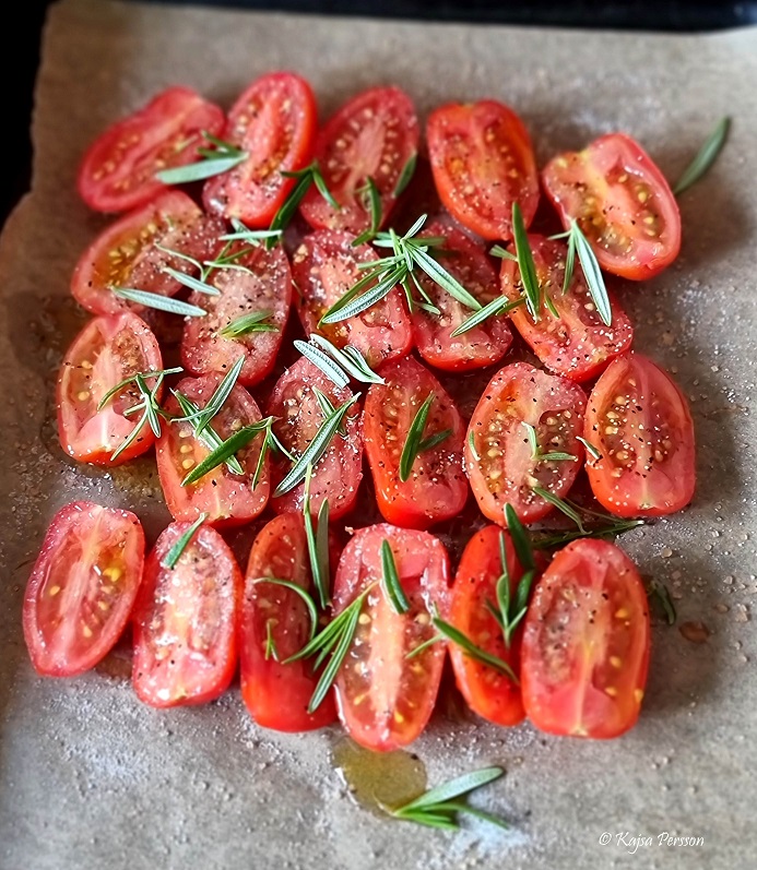 Tomater redo med rosmarin och socker salt blandning
