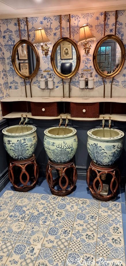 Keramikvaskar med blått möbnster och guldspeglar hos Mr. Fogg i London